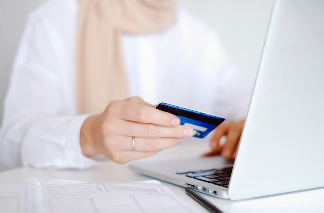 tenant using a credit card to make an online rent payment