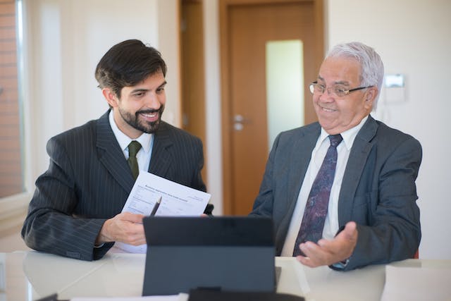 landlord-talking-to-agent